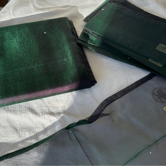 PB 100% Silk Tablecloth 70"x108" & 14 Napkins - Picture 12 of 14